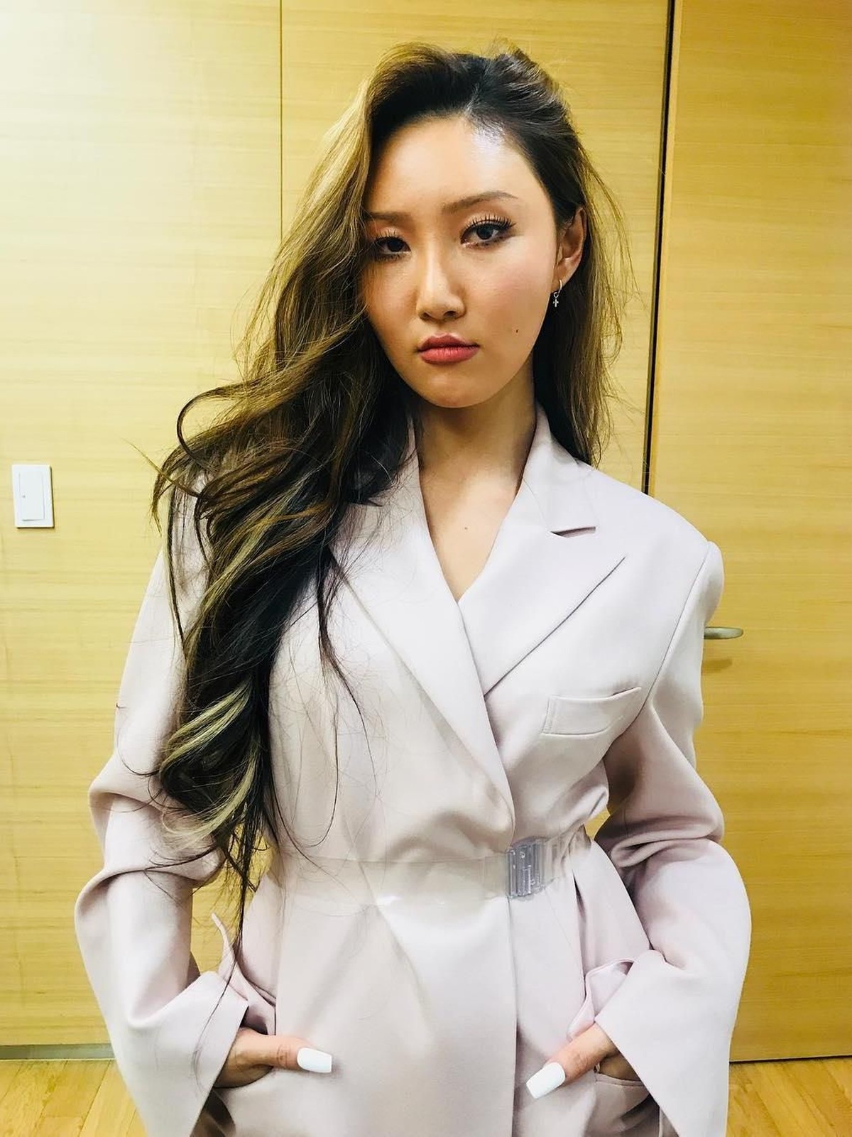 Akan melakukan debut solo&comma; intip enam gaya Hwasa MAMAMOO yang dikenal sebagai idol seksi di Korea Selatan&period;