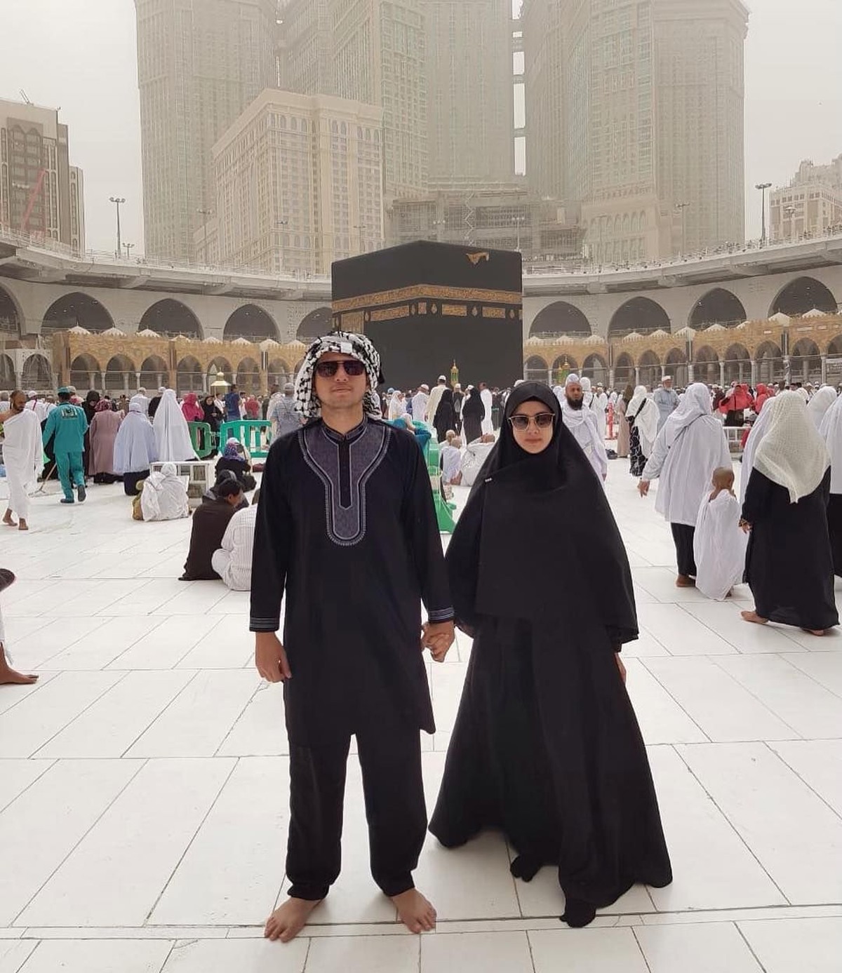 Rifky Balweel dan Biby Alrean diketahui tengah menjalankan ibadah umrah&period; Kepergian pasangan ini bertepatan dengan momen ulang tahun pernikahan yang pertama&period;