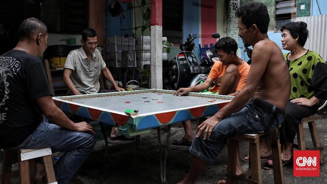 Sejumlah warga DKI Jakarta ada yang kooperatif dengan imbauan larangan berkerumun, meski sebagian lainnya abai dengan bahaya virus corona.