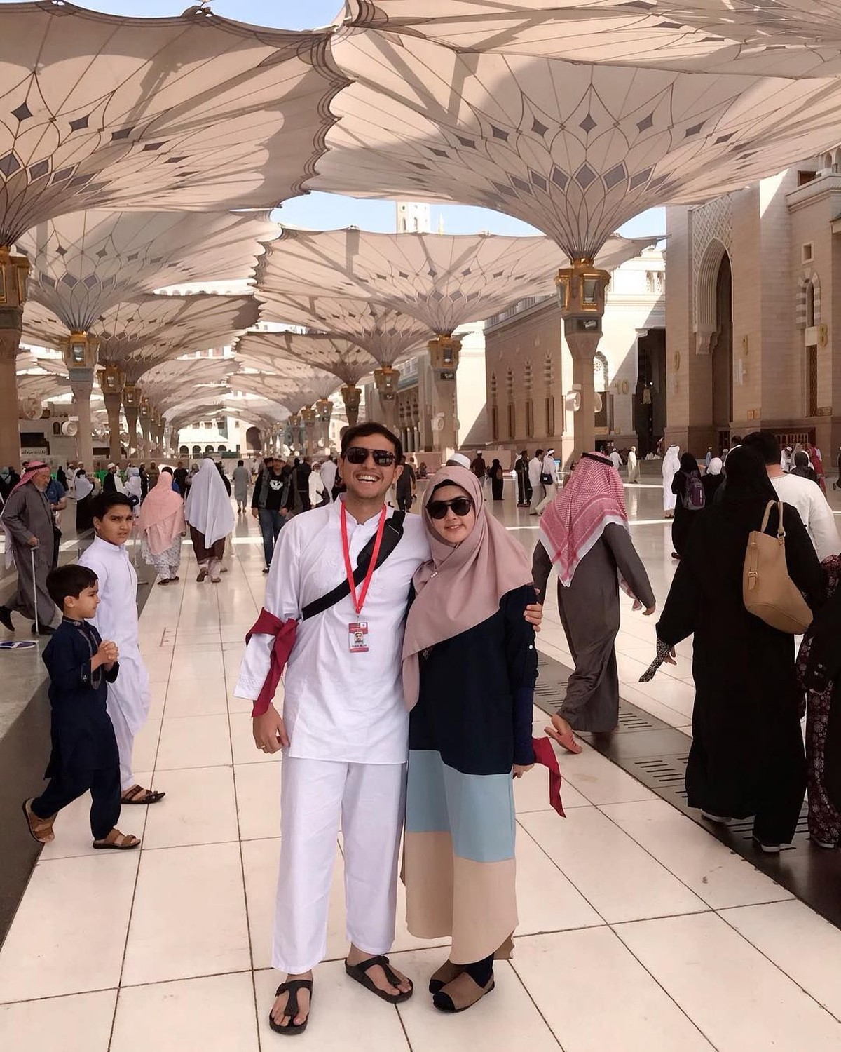 Rifky Balweel dan Biby Alrean diketahui tengah menjalankan ibadah umrah&period; Kepergian pasangan ini bertepatan dengan momen ulang tahun pernikahan yang pertama&period;