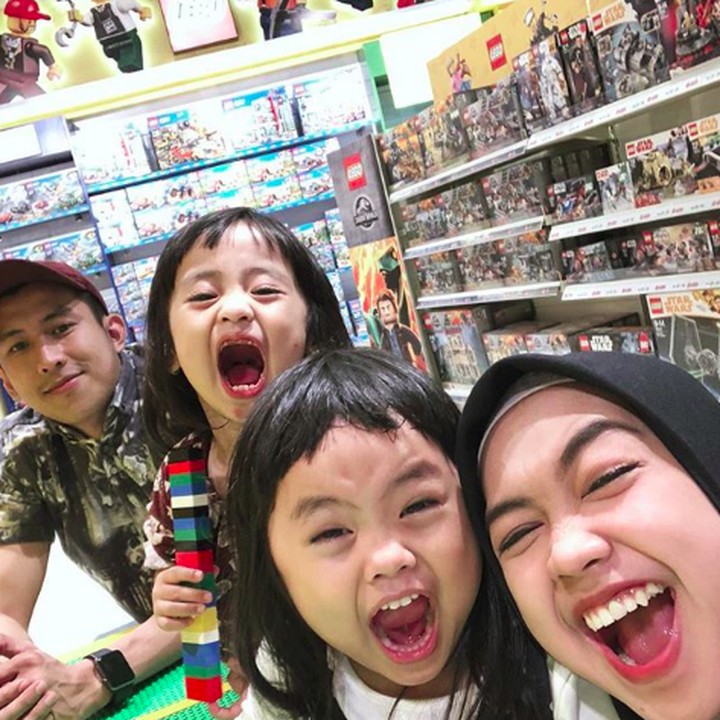 <p>Nggak tanggung-tanggung, Ria Ricis suka mengajak keponakannya jalan dan mengunjungi toko mainan. (Foto: Instagram @riaricis1795)</p>