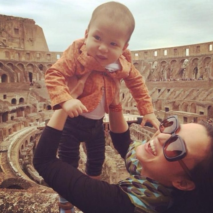 <p>Tuh lihat, senang banget Jacob yang jadi tinggi setelah digendong mimo-nya. (Foto: Instagram/ @julstelle)</p>