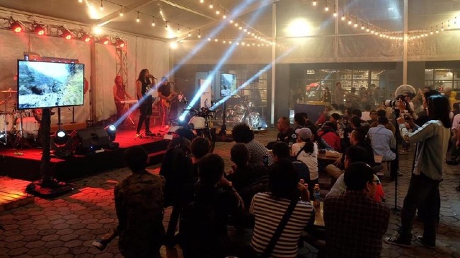 Sekitar 500 bikers pemilik Royal Enfield bersama dengan anggota komunitas motor dari berbagai daerah hadir dalam acara ulang tahun ke-3 Royal Enfield Indonesia.