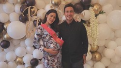 Akan Jadi Orang Tua, Ini 6 Potret Mesra Raisa & Hamish Daud