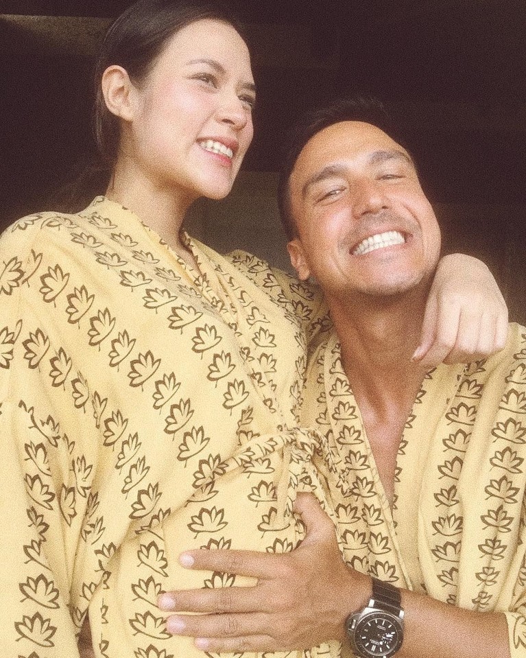 Akan Jadi Orang Tua, Ini 6 Potret Mesra Raisa & Hamish Daud Raisa dan Hamish Daud tengah menantikan anak pertama mereka. Pasangan yang menikah pada 2017 ini juga terlihat semakin mesra.