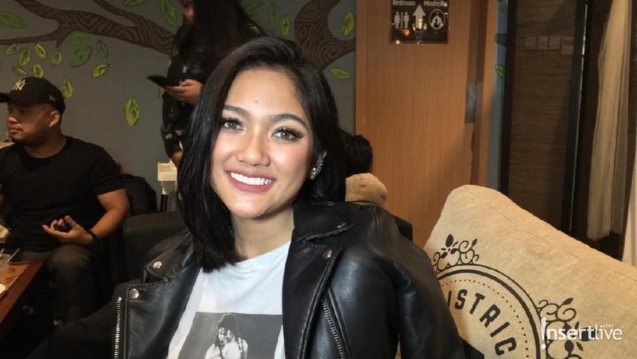 Lepas baju di atas panggung, Marion Jola mendapat banyak kritikan dari netizen. Seperti apa aksi Marion?