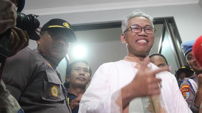 Buni Yani resmi keluar dari Lapas Gunungsindur, Bogor, Kamis (2/1) sekitar pukul 12.00 WIB.