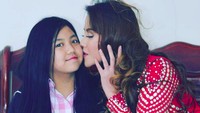 <p>Muah! Dapat kecupan manis dari Una. Semoga Bunda <a href="https://hot.detik.com/celeb/d-4237827/ajak-penonton-goyang-bareng-nita-thalia-nggak-suka-nggak-usah-dilihat" target="_blank">Nita</a> dan Salsha sehat selalu ya. (Foto: Instagram @nitatalia.real)</p>