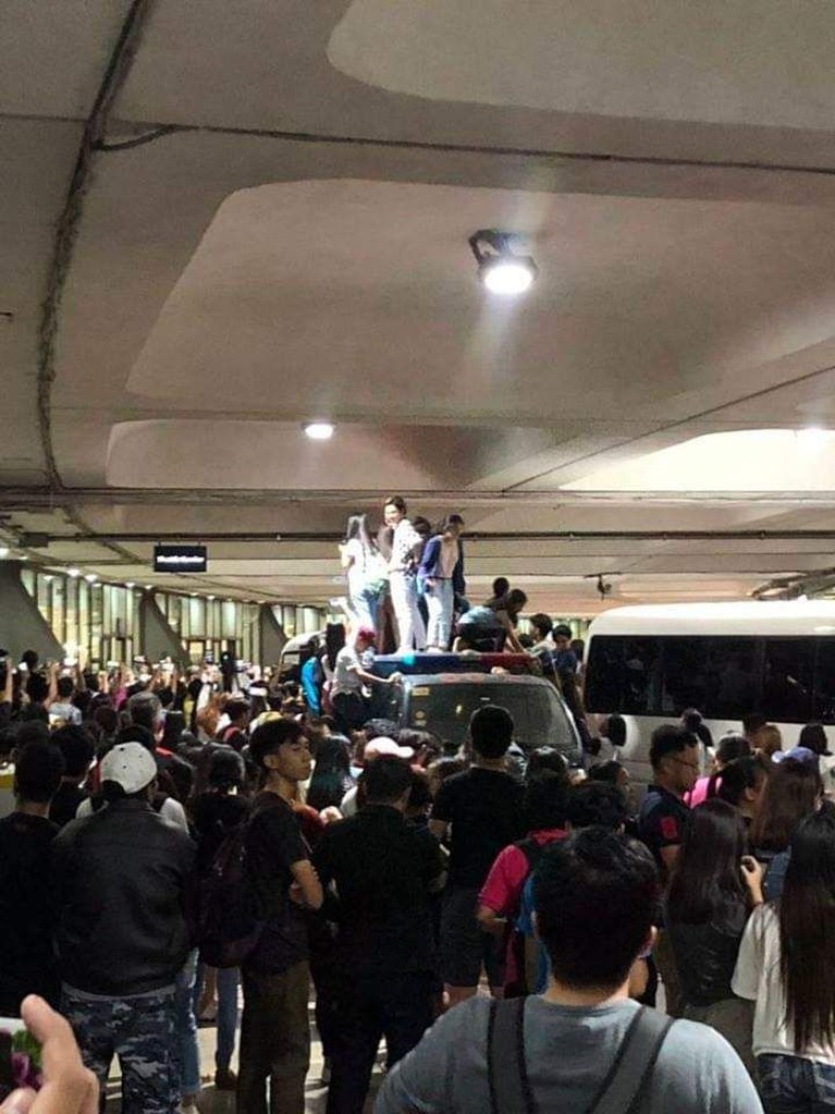Girlband K-pop BLACKPINK baru saja tiba di Manila, Filipina, pada Jumat (1/2). Saat tiba di bandara, sempat terjadi kericuhan oleh fans BLACKPINK.