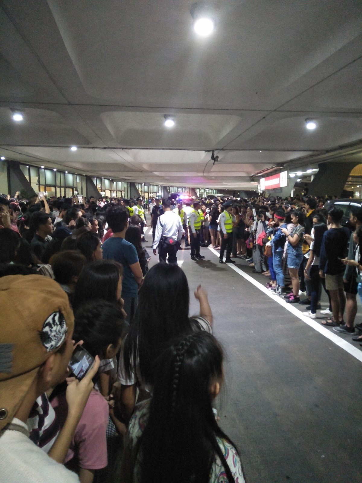 Girlband K-pop BLACKPINK baru saja tiba di Manila&comma; Filipina&comma; pada Jumat &lpar;1&sol;2&rpar;&period; Saat tiba di bandara&comma; sempat terjadi kericuhan oleh fans BLACKPINK&period;
