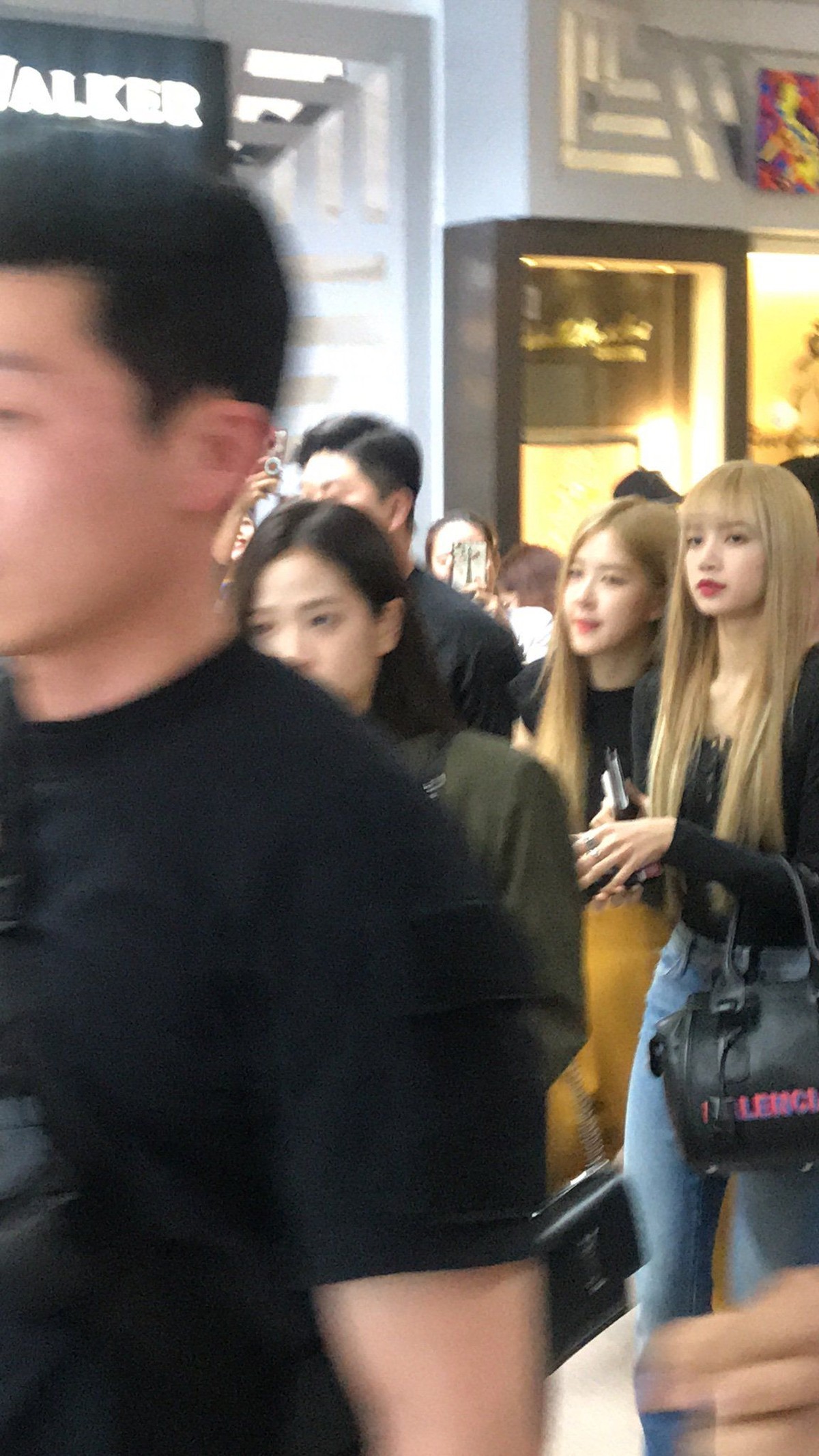Girlband K-pop BLACKPINK baru saja tiba di Manila&comma; Filipina&comma; pada Jumat &lpar;1&sol;2&rpar;&period; Saat tiba di bandara&comma; sempat terjadi kericuhan oleh fans BLACKPINK&period;