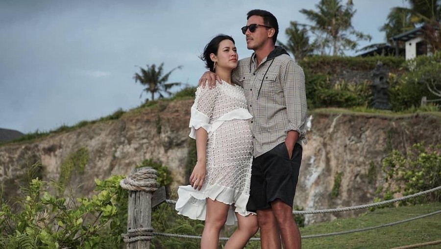 Tak melulu terbuka, Raisa tampak memesona saat menjalani sesi foto kehamilan anak pertama.