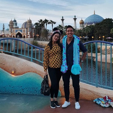 Momen Manja Raisa Bersama Anak, Suami, dan Kucing di Ranjang