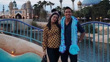 Momen Manja Raisa Bersama Anak, Suami, dan Kucing di Ranjang