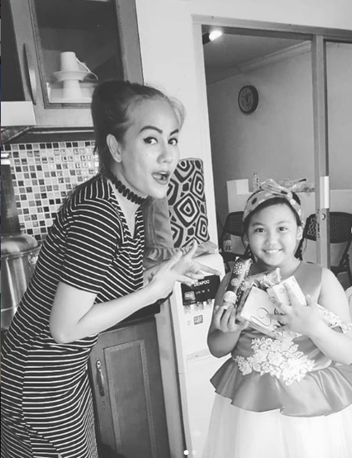 Penyanyi dangdut Nita Thalia selalu meluangkan waktu untuk anak walau sibuk kerja. Mari intip momen hangat Nita dengan buah hatinya, Bun.
