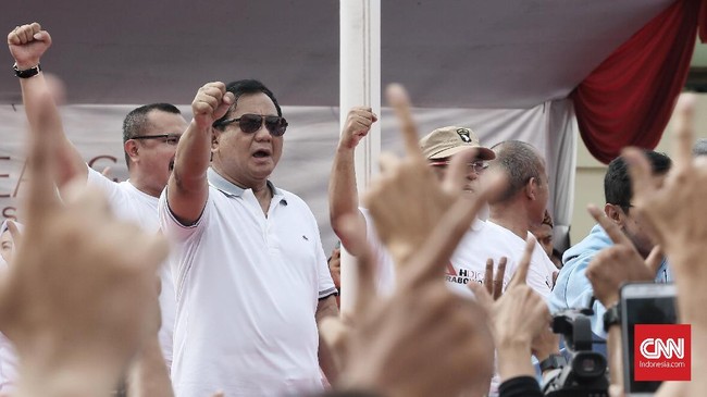 Prabowo meminta maaf kepada pendukungnya karena tak bisa membagikan kaus karena dia tak memiliki uang. Dia kesulitan mendapatkan kredit dari bank.