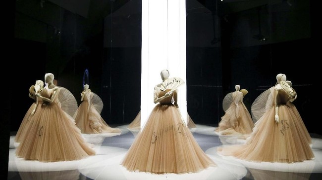 FOTO:  Rajutan Mimpi Christian Dior untuk Fesyen