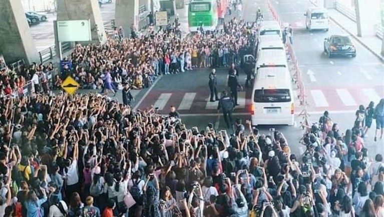 6 Potret Kericuhan Saat BLACKPINK Tiba di Filipina Girlband K-pop BLACKPINK baru saja tiba di Manila, Filipina, pada Jumat (1/2). Saat tiba di bandara, sempat terjadi kericuhan oleh fans BLACKPINK.