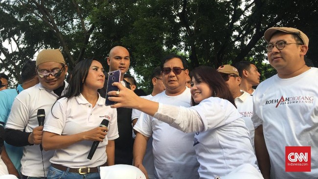 Saat menghadiri acara jalan sehat di Medan Merdeka Selatan. Dia pun berkelakar soal celananya yang ditarik dan juga soal topi putihnya.