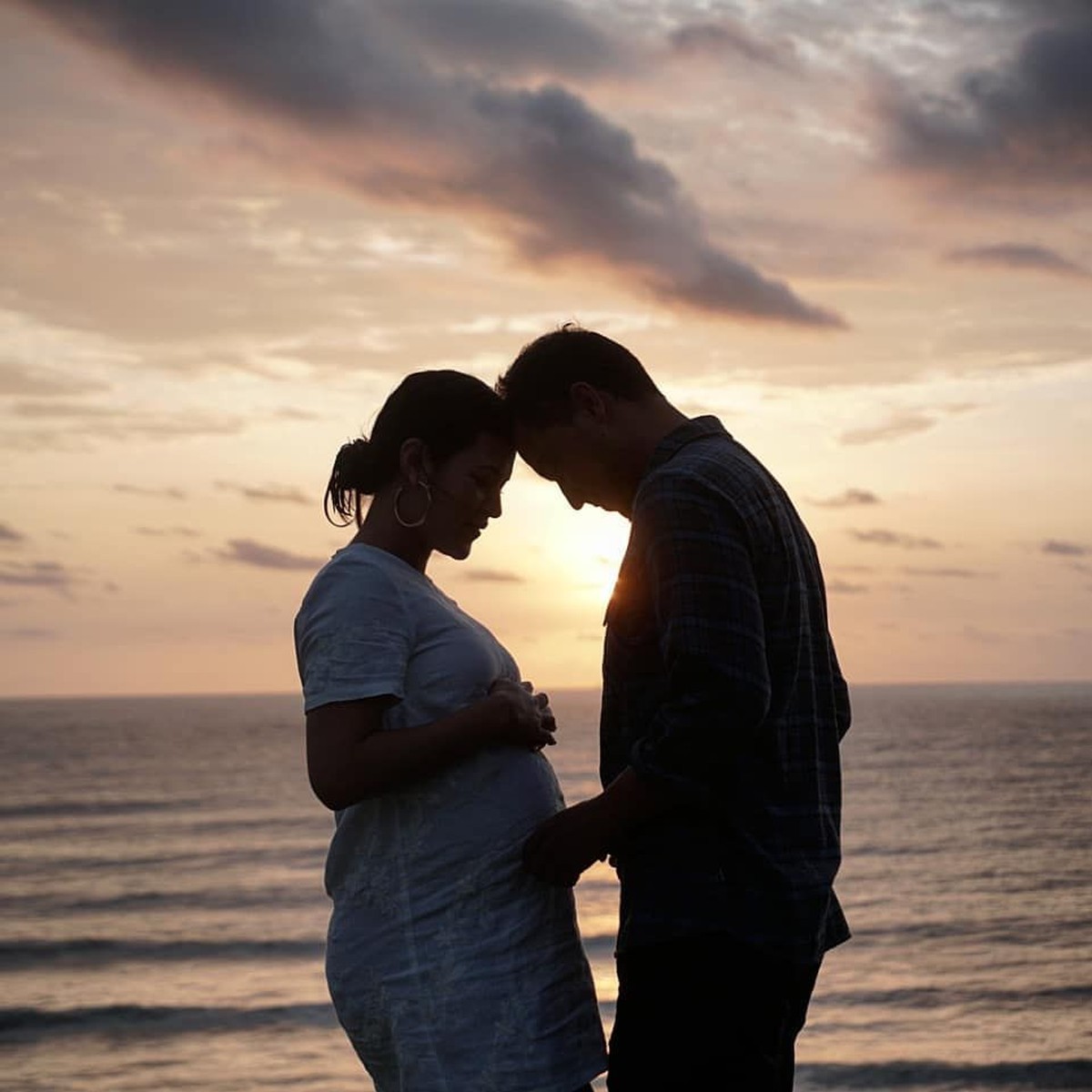 Raisa dan Hamish Daud tengah menantikan anak pertama mereka&period; Pasangan yang menikah pada 2017 ini juga terlihat semakin mesra&period;