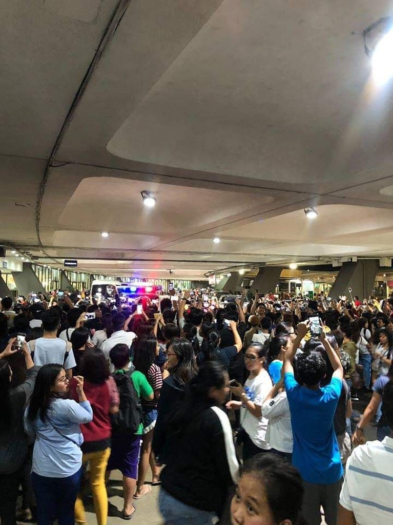 6 Potret Kericuhan Saat BLACKPINK Tiba di Filipina Girlband K-pop BLACKPINK baru saja tiba di Manila, Filipina, pada Jumat (1/2). Saat tiba di bandara, sempat terjadi kericuhan oleh fans BLACKPINK.
