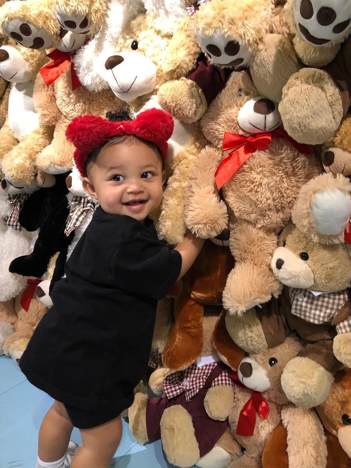 Genap satu tahun&comma; berikut enam potret anak Kylie Jenner&comma; Stormi Webster&comma; yang bikin gemas&period;