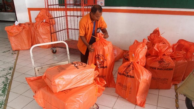 Serikat Pekerja mensinyalir salah urus di jajaran direksi dan komisaris jadi salah satu alasan PT Pos Indonesia (Persero) terlambat membayar gaji karyawannya.