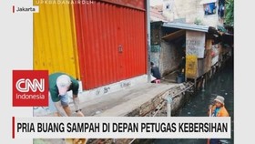 Miris! Pria Buang Sampah ke Kali di Depan Petugas Kebersihan