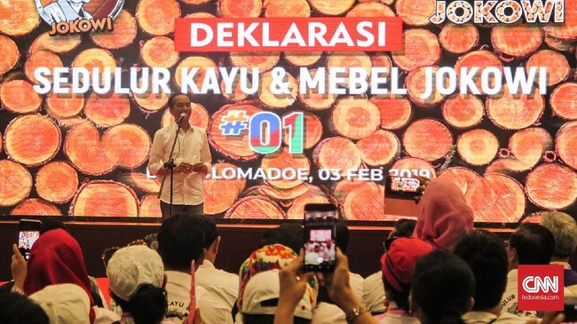 Capres petahana Jokowi mengklaim apa yang dilakukan para relawan untuk mendukungnya memenangi Pilpres 2019 merupakan perjuangan pribadi, tanpa balasan materi.