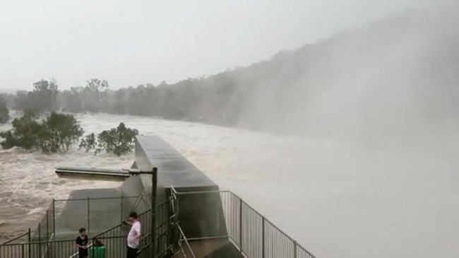 Setidaknya dua orang tewas akibat banjir bandang setelah hujan lebat mengguyur Australia, memicu aparat untuk mengeluarkan peringatan waspada lanjutan.