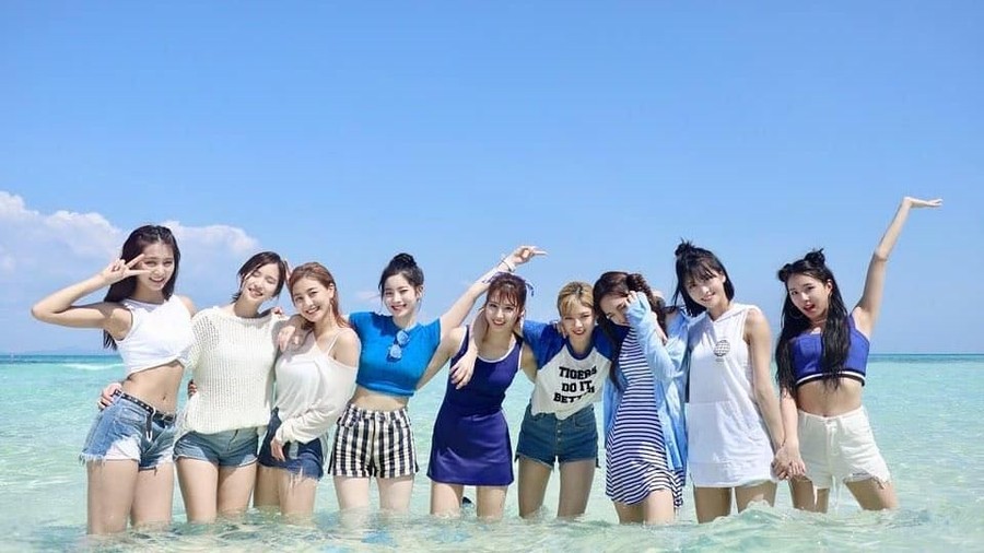 Lirik Lagu HAPPY HAPPY - TWICE Lirik lagu dan video musik HAPPY HAPPY - TWICE.
