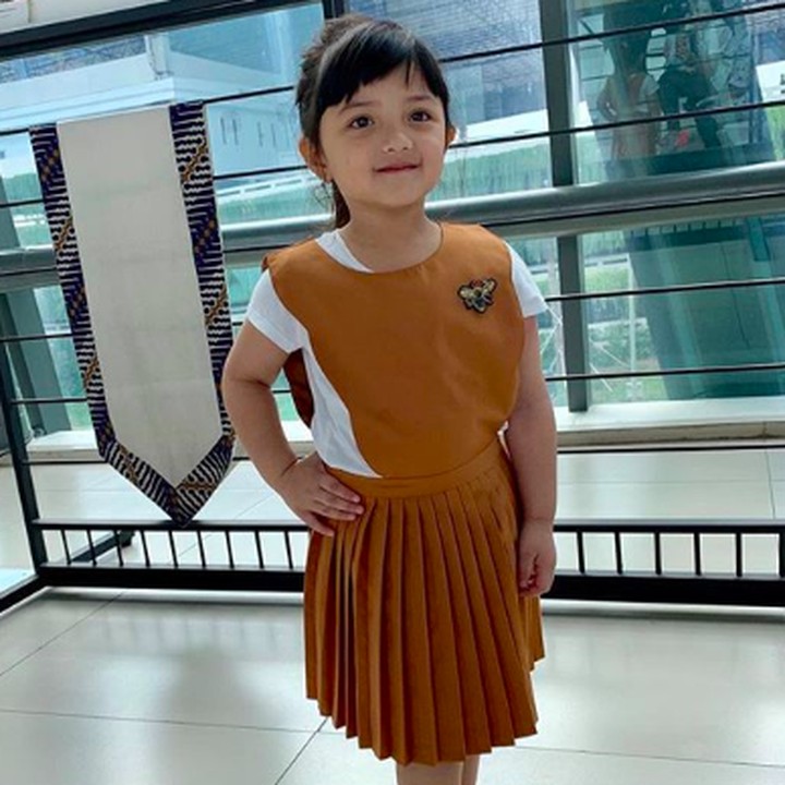<p>Gaya andalan Acio, bertolak pinggang. Nggak mau kalah dong sama Bunda Ashanty dan Kak Aurel. Fashion banget! (Foto: Instagram @queenarsy)</p>