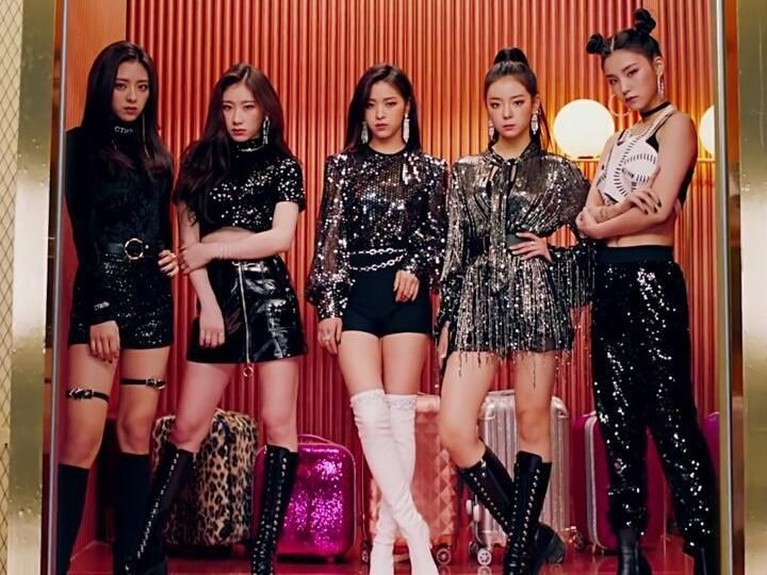 ITZY mulai debut pada Senin (11/2) saat merilis lagu Dalla Dalla. Tapi Insertizen tahu nggak, apa saja fakta unik dari ITZY? Yang mau tahu disimak yuk!