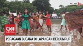 Peragaan Busana di Lapangan Berlumpur