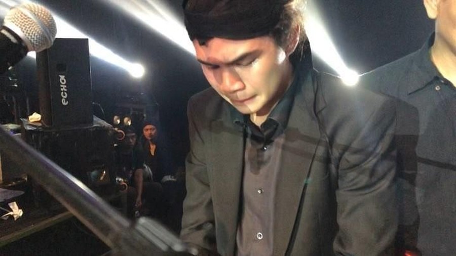 Konser Dewa 19 Reunion Live In Malaysia yang berlangsung tanpa Ahmad Dhani berlangsung penuh pilu. Al dan Dul tak dapat menahan tangisannya dalam konser itu.