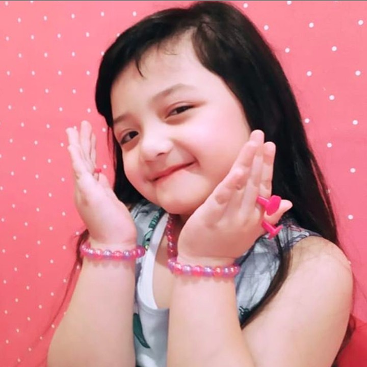 <p>Imut banget deh posenya Acio. <em>Cute little girl</em> lagi pamer asesoris serba pink nih. (Foto: Instagram @queenarsy)</p>