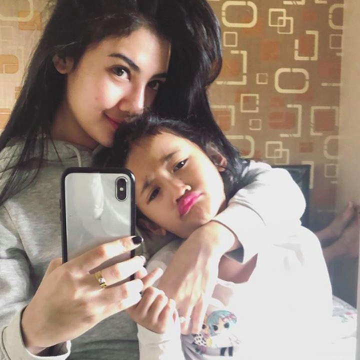 <p>Kok diajak foto bareng Bunda merengut, Nak? Hi-hi-hi. (Foto: Instagram/dellalled)</p>