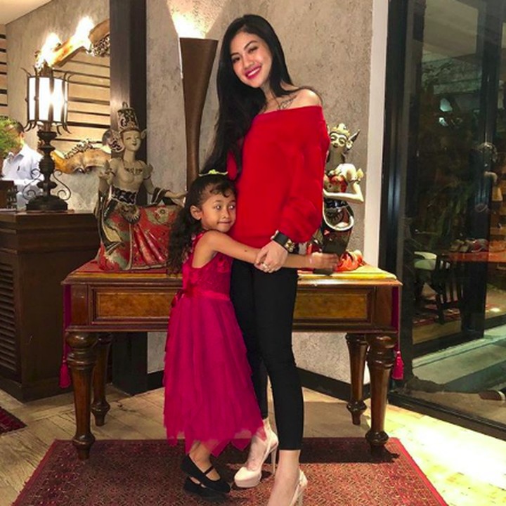 <p>Ibu anak kompakan pakai baju bernuansa merah. Seru banget sih! (Foto: Instagram/dellalled)</p>