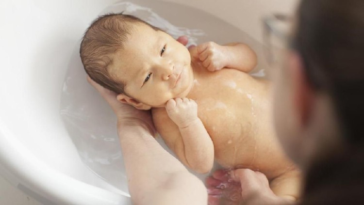 Senangnya si bayi akhirnya lahir juga. Hmm, baiknya dia langsung dimandikan atau nggak ya?