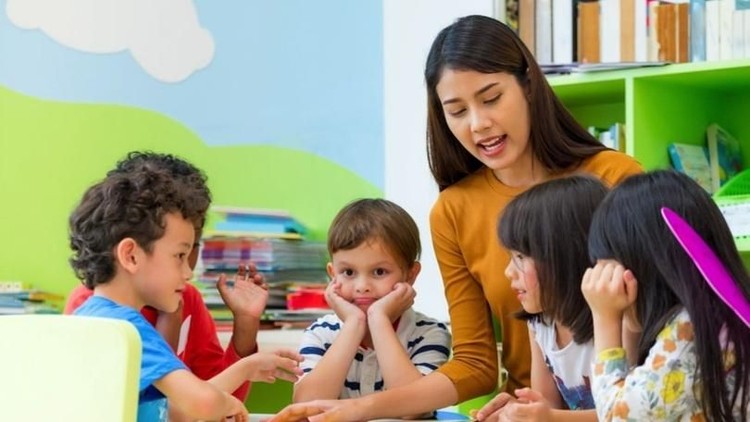 Apa yang diharapkan orang tua kepada anaknya di masa depan? Jawaban pada umumnya orang tua adalah memiliki anak yang pintar, sukses, berprestasi, mandiri
