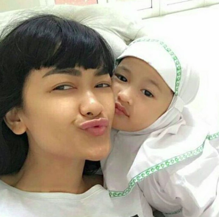 Momen Manis Della Perez dengan Buah Hati Tercinta