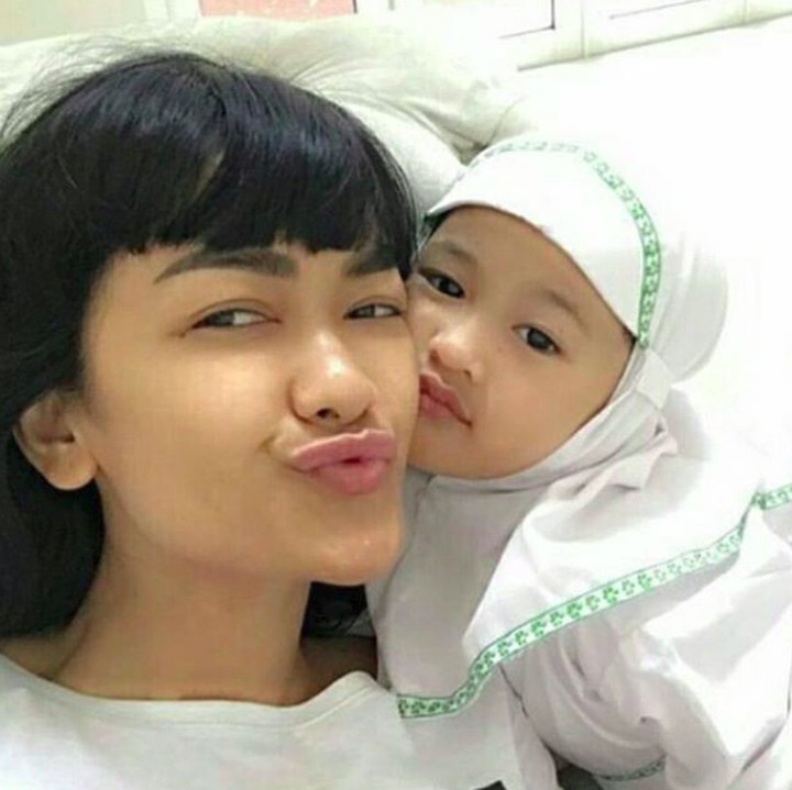 <p>Saat Julia Perez sakit, Kimora sering menjenguknya. So sweet ya. (Foto: Instagram/dellalled)</p>