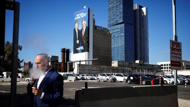 PM Israel, Benjamin Netanyahu, menggunakan fotonya bersama Presiden AS, Donald Trump, dalam salah satu papan reklame kampanyenya menjelang pemilu.