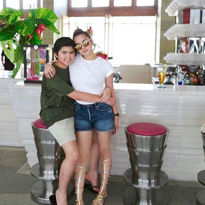 <p>Mereka memang kompak banget ya. Kalau nggak ada kedua adiknya, itu artinya waktu bermanjaan sama si Mama  nih. (Foto: Instagram @ollaramlanaufar)</p>