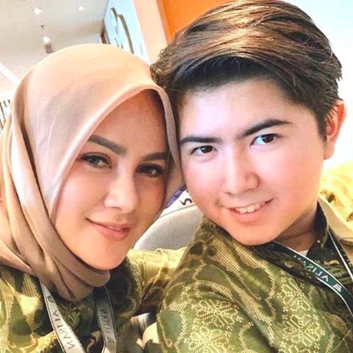 <p>Sean tumbuh menjadi ABG yang berwajah ganteng lho. Lihat deh foto selfie-nya bersama Mama Olla saat menunaikan ibadah umrah tiga hari yang lalu. Siapa nih yang ikut terpincut melihat senyumnya? (Foto: Instagram @ollaramlanaufar)</p>