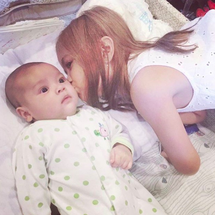 <p>Safeea bisa dibilang kakak penyayang, dari beberapa foto candid ia sering mencium pipi Baby R. Senang ya lihat kakak dan adik kompak seperti itu. (Foto: Instagram @ahmaddhaniprast)</p>