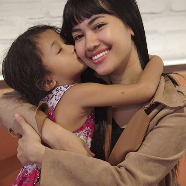 <p>Kimora juga sayang banget sama sang Mama. (Foto: Instagram/dellalled)</p>