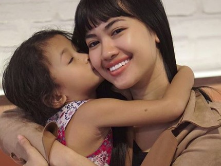 Momen Manis Della Perez dengan Buah Hati Tercinta