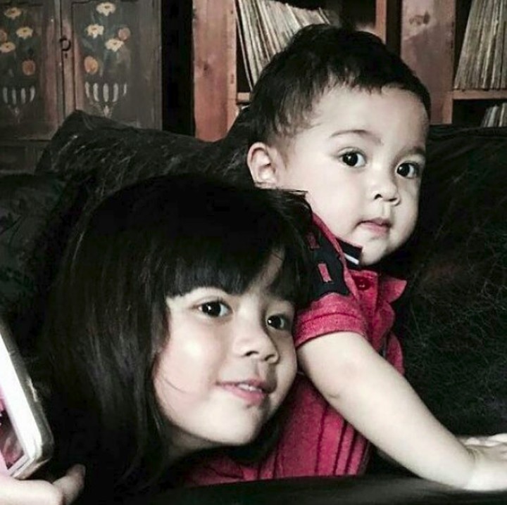 <p>Orang yang pertama kali melihat, pasti percaya kalau mereka kakak adik. Wajah Safeea dan Baby R di foto ini mirip banget ya, Bun? (Foto: Instagram @safeea.ahmad)</p>