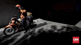 FOTO: Aktivitas Karyawan PT Pos yang Terlambat Gajian